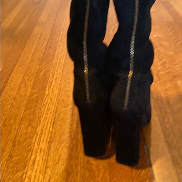 Gorgeous Stuart Weitzman black suede boots - Picture 5 of 11